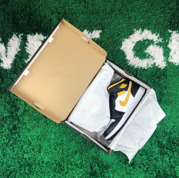 Air Jordan 1 Mid GS White Pollen Black Sneaker size 4y 5.5 women's - Picture 9 of 9